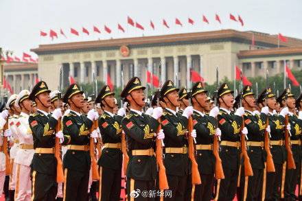在抵达天安门前返航 他们一样光荣